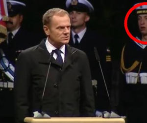 Premier Tusk przemawia na Westerplatte, a żołnierz ZIEWA