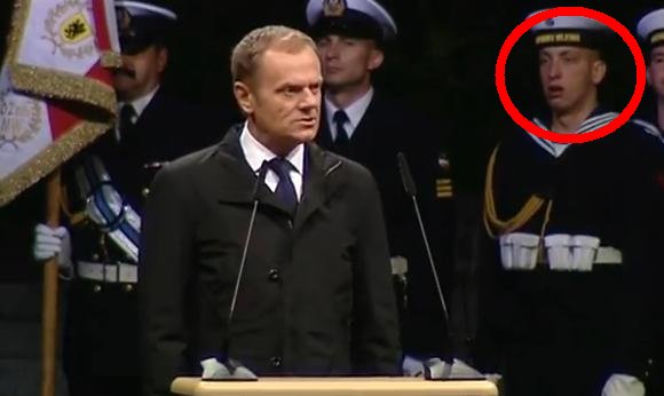 Premier Tusk przemawia na Westerplatte, a żołnierz ZIEWA