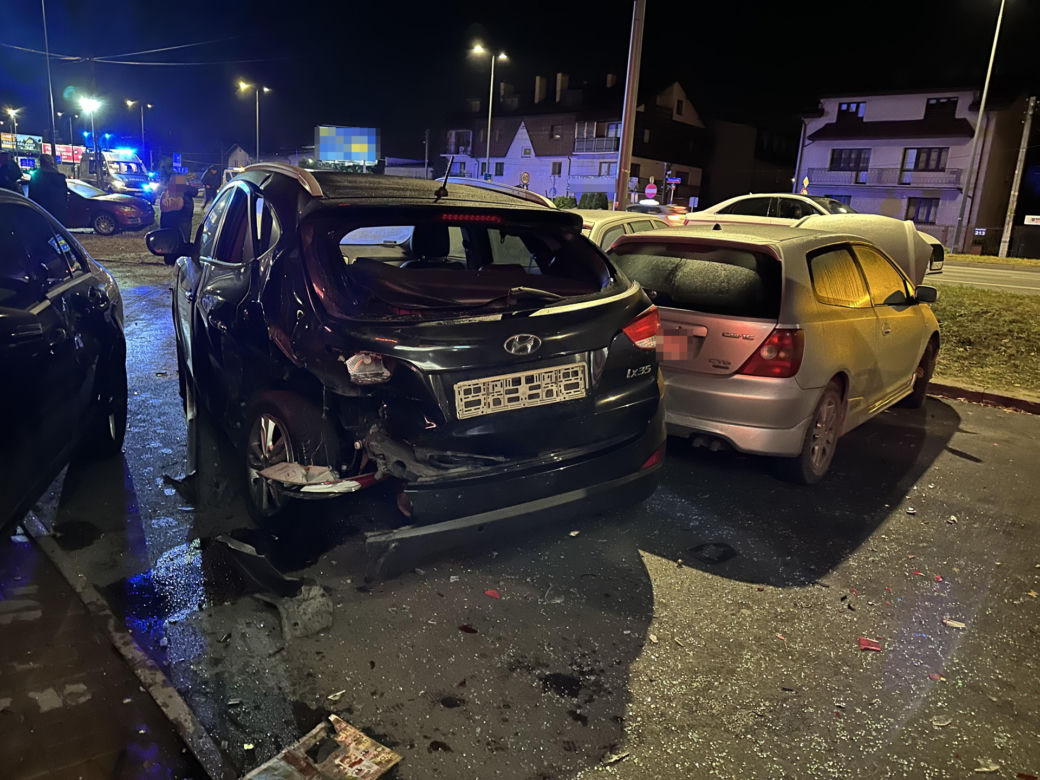 Mercedesem staranował 9 aut. Nocna demolka na Targówku