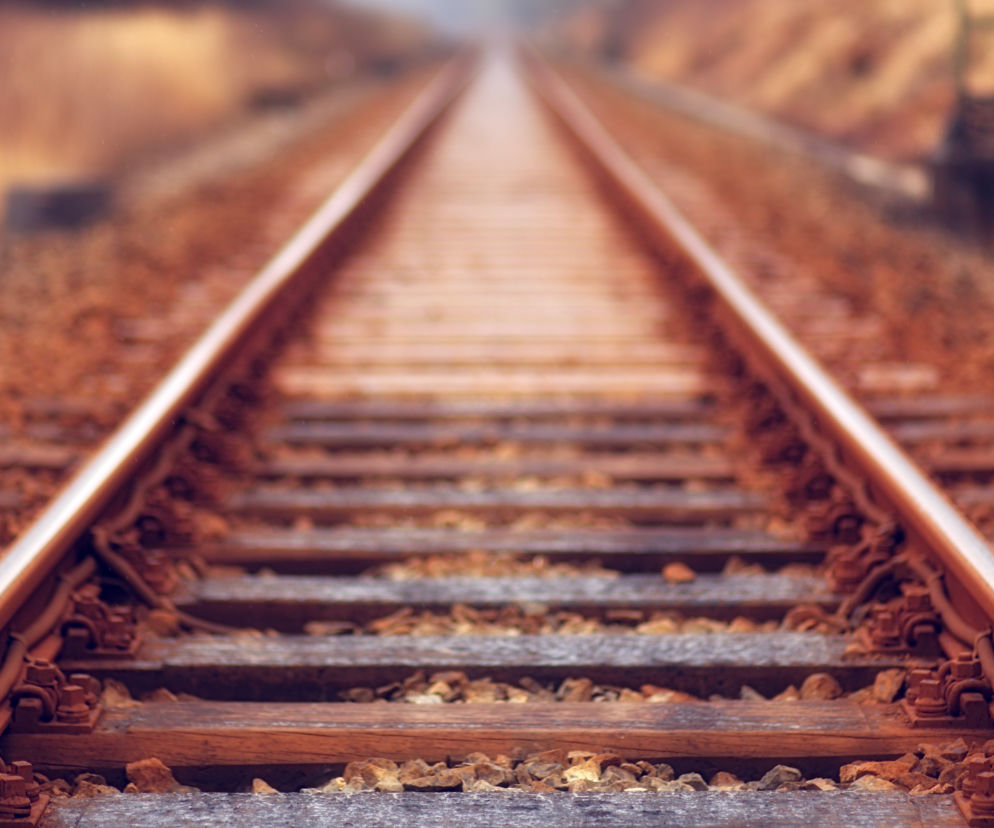 Ukradli OSIEMNAŚCIE TON elementów infrastruktury kolejowej. Dwóch mężczyzn usłyszało zarzuty