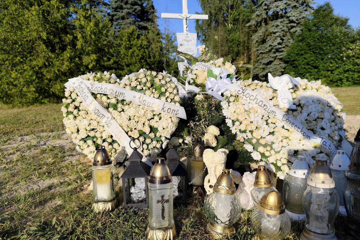 Grób Nadii i Oliwii B. Z Woli Szczucińskiej 