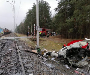Widełka. Groźny wypadek na przejeździe kolejowym! Samochód zderzył się z szynobusem [ZDJĘCIA]