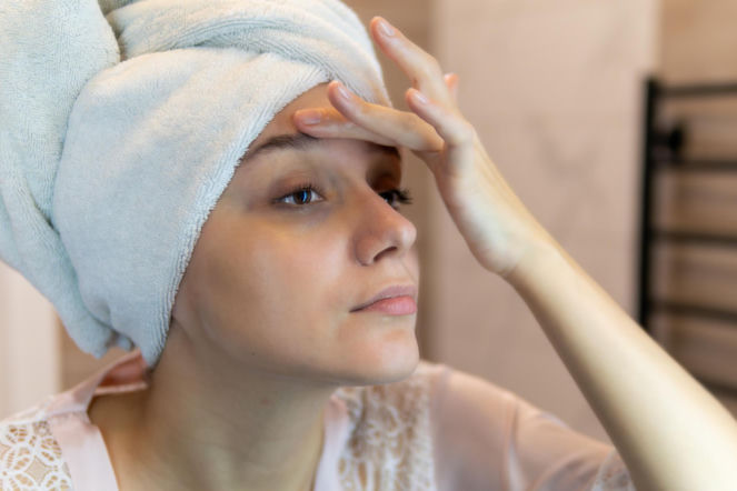 Objaw Hertoghe’a może ujawnić chorobę, którą często mylimy z przemęczeniem. Zwróć uwagę na swoje brwi