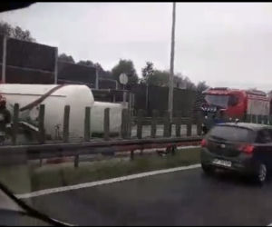 Groźny wypadek na A4 w Krakowie: Przewróciła się cysterna z cementem [ZDJĘCIA]