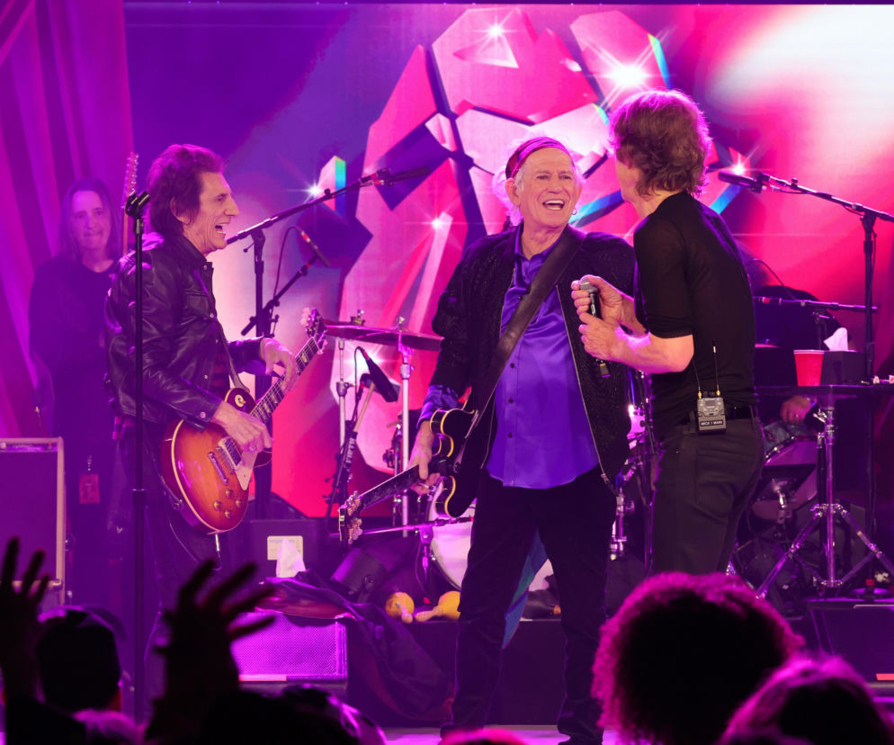 Mick Jagger, Keith Richards i Ronnie Wood uśmiechają się na scenie. O konkursie The Rolling Stones czytaj na EskaRock.