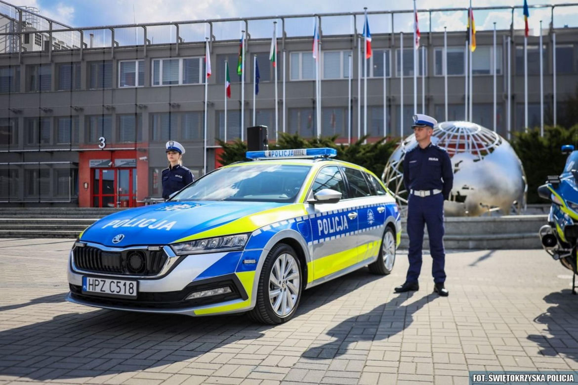 Policjanci jeżdżą odnowionymi radiowozami! Samochody aż się błyszczą! [ZDJĘCIA]