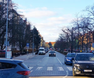 Zniszczony bruk na Al. Jana Pawła II w Sczecinie