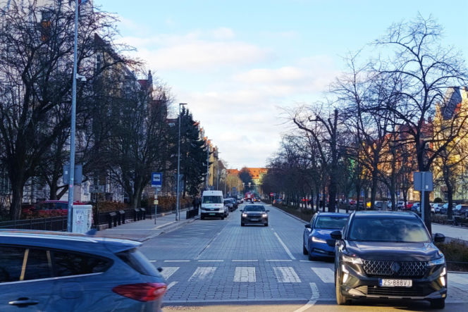 Zniszczony bruk na Al. Jana Pawła II w Sczecinie