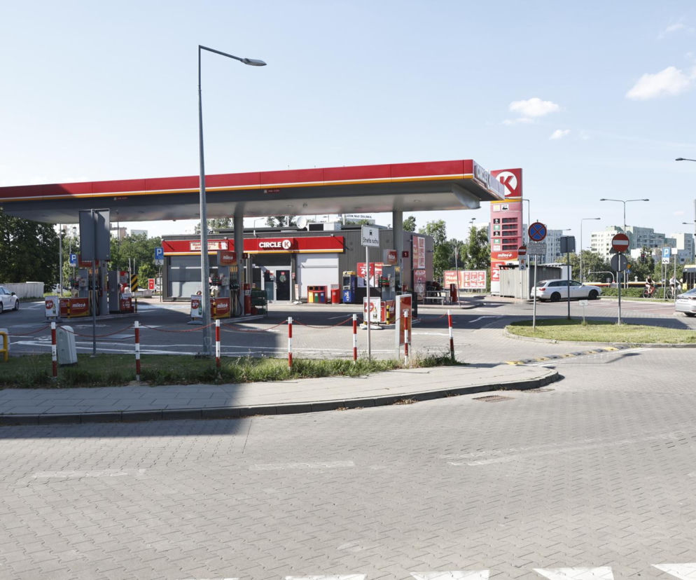 Stacja paliw Circle K z kilkoma samochodami. O możliwym kryzysie paliwowym i limitach przeczytasz na SE Superbiz.