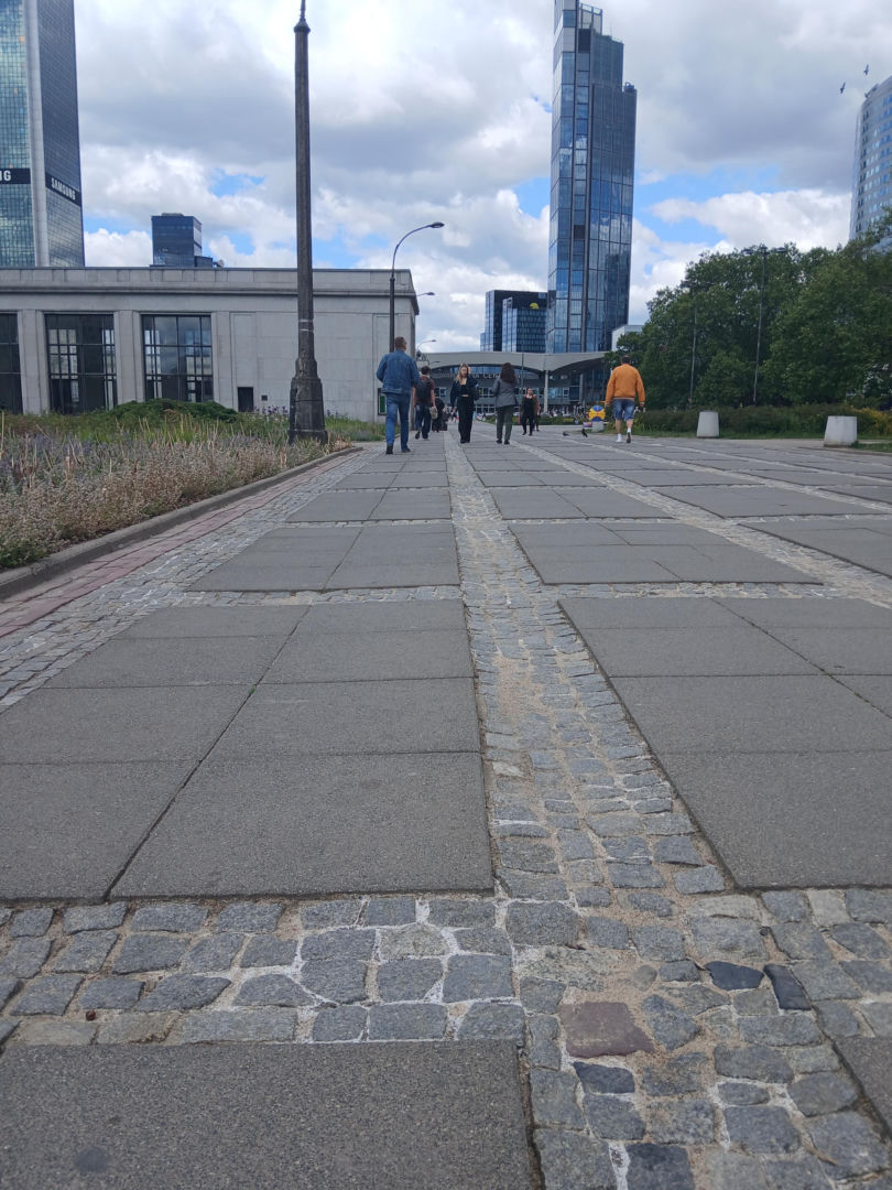 Chodnik łączący Dworzec Centralny i metro Centrum w Warszawie