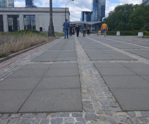 Chodnik łączący Dworzec Centralny i metro Centrum w Warszawie