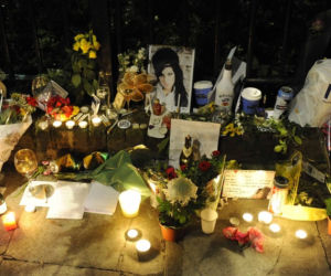 LONDYN: Fani płaczą po śmierci Amy Winehouse
