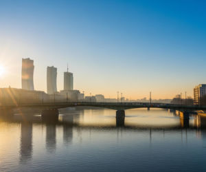 Słoneczny początek dnia w Warszawie. Czy to koniec marzeń o ciepłej wiośnie?