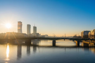 Słoneczny początek dnia w Warszawie. Czy to koniec marzeń o ciepłej wiośnie?