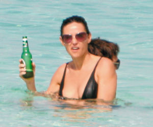 Demi Moore zabawia się z piwem a jej córka z kochankiem