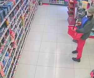 Gliwice: Policja szuka mężczyzny w różowych spodniach, który ukradł perfumy w drogerii [ZDJĘCIA]