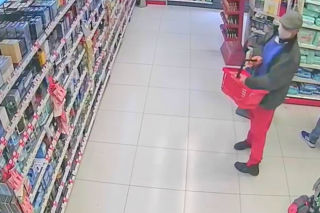 Gliwice: Policja szuka mężczyzny w różowych spodniach, który ukradł perfumy w drogerii [ZDJĘCIA]