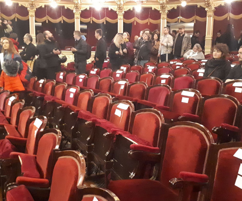 Licytacja krzeseł z widowni Teatru im. Słowackiego w Krakowie.