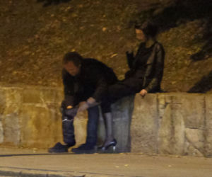 Chyrał ją po stopach