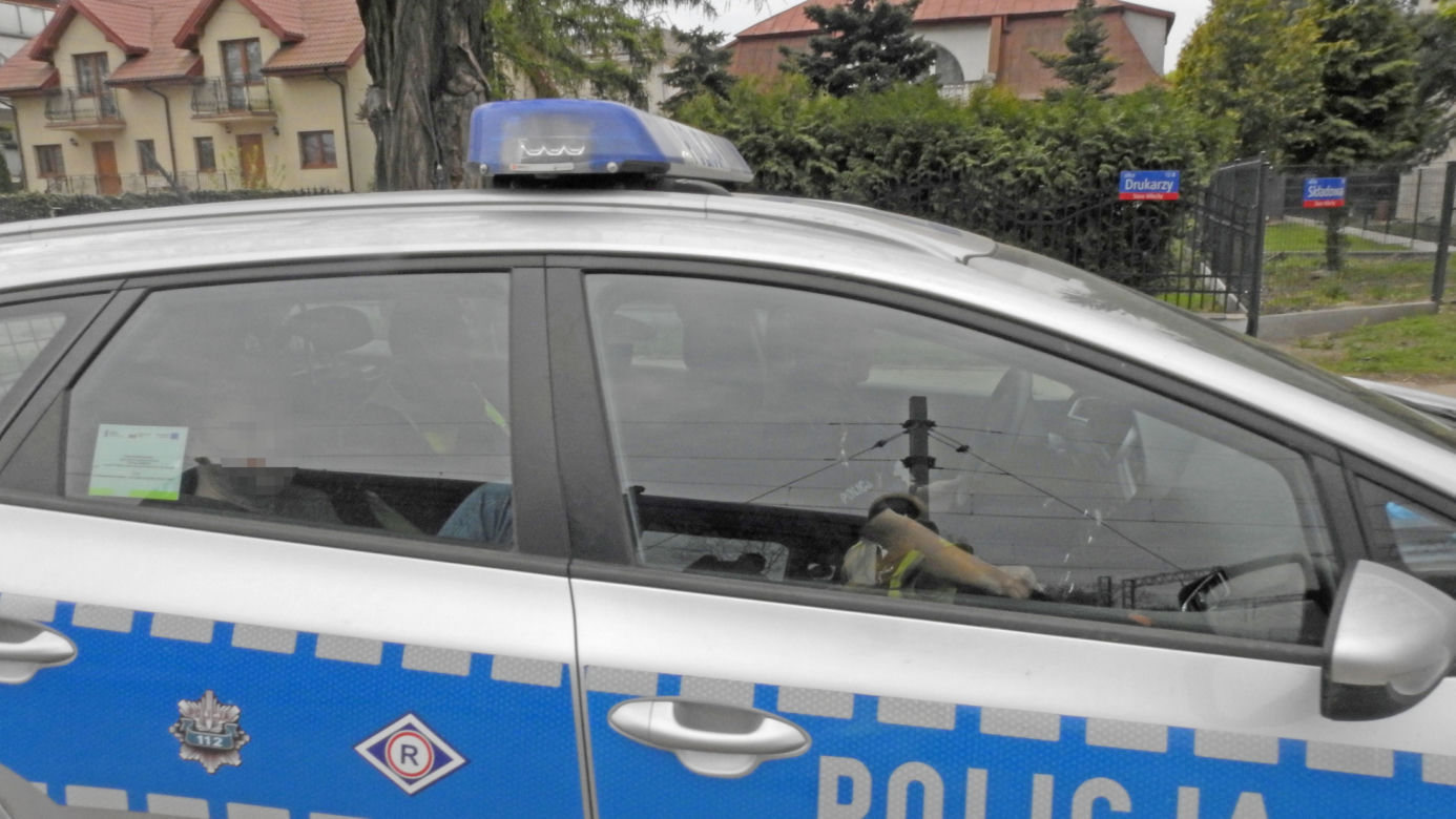 Czarna limuzyna rozbita na torach. Z tyłu kompletnie pijany mężczyzna