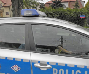 Czarna limuzyna rozbita na torach. Z tyłu kompletnie pijany mężczyzna