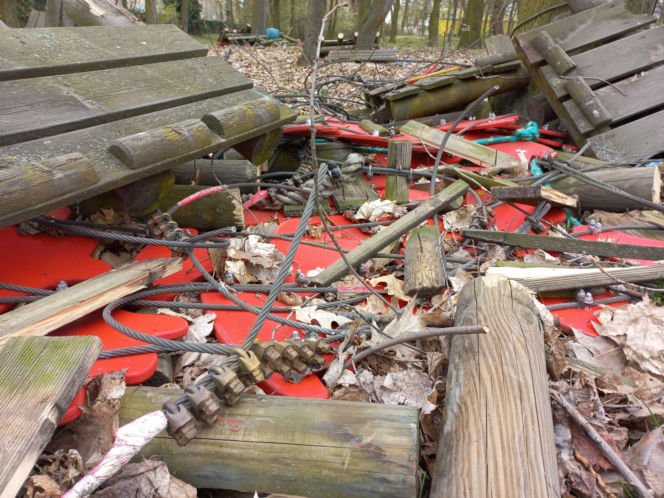 Rozbiórka Parku Linowego Tarzan w Parku Tysiąclecia w Lesznie