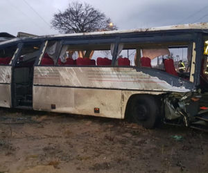 Kujawsko-pomorskie: Autobus szkolny zderzył się z pociągiem. NIE ŻYJE jedna osoba!