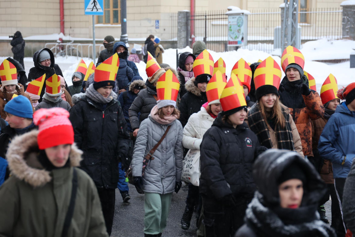 Orszak Świętego Mikołaja 2023 przeszedł przez Lublin. Było śnieżnie i radośnie! 