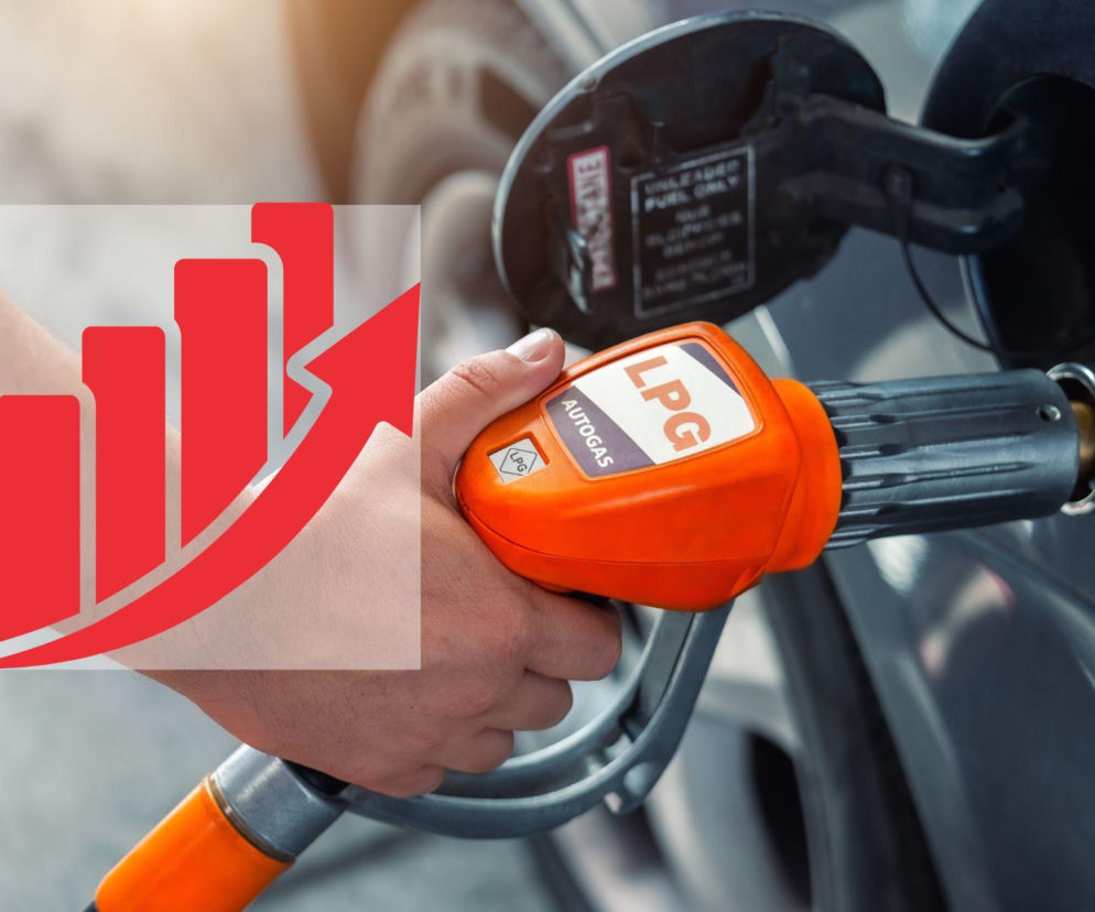 Ręka tankująca samochód gazem LPG, na tle widać pistolet do tankowania i wlew paliwa. Na zdjęciu dodatkowo grafika przedstawiająca rosnący wykres słupkowy ze strzałką w górę, symbolizująca wzrost cen autogazu, o czym przeczytasz na Super Biznes.