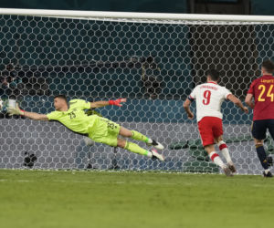 Robert Lewandowski strzela gola.