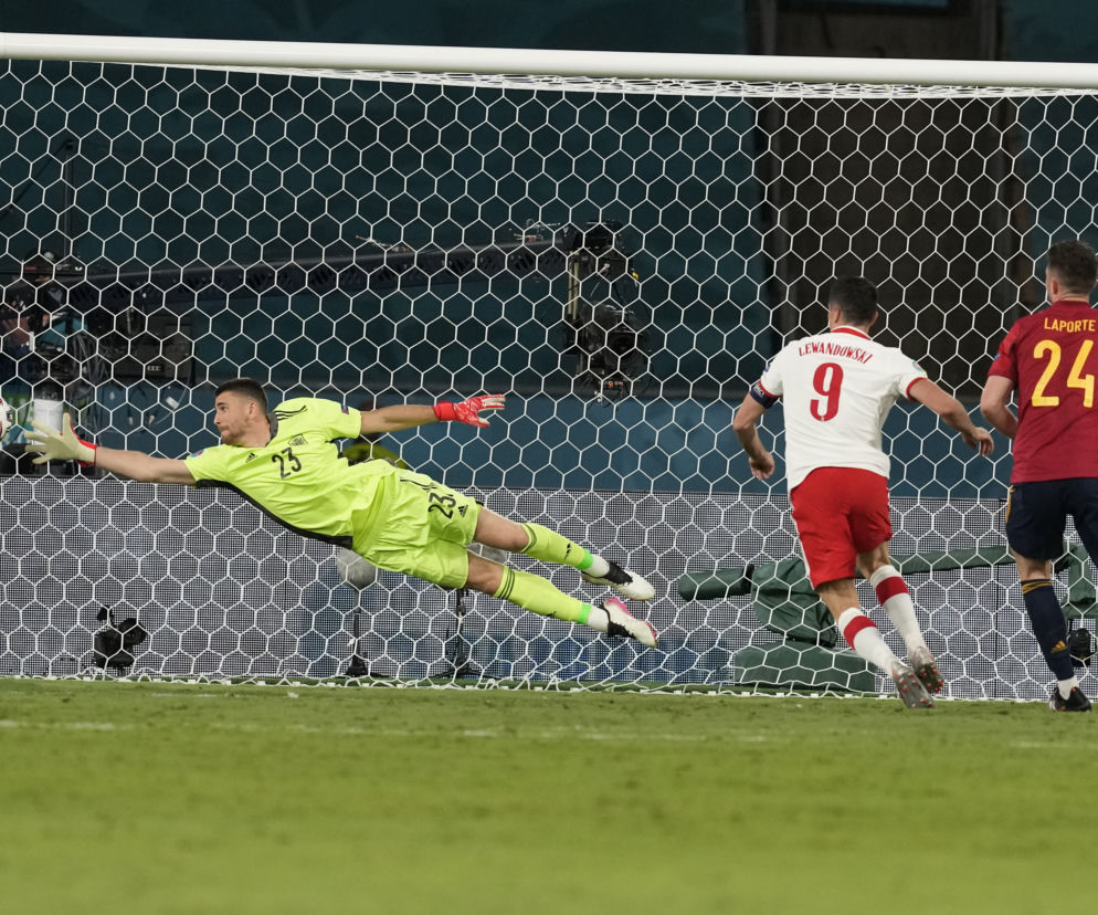 Robert Lewandowski strzela gola.