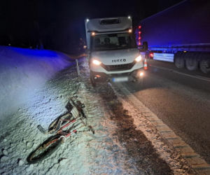 Nocą bez świateł jechał na rowerze, dla kierowców był niemal niewidoczny. Wypadek w Somiance