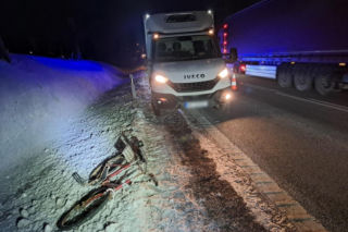 Nocą bez świateł jechał na rowerze, dla kierowców był niemal niewidoczny. Wypadek w Somiance