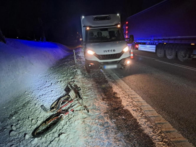 Nocą bez świateł jechał na rowerze, dla kierowców był niemal niewidoczny. Wypadek w Somiance