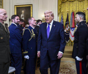 Ludzie poruszeni wyczynem żołnierza, którego pośmiertnie odznaczył Trump