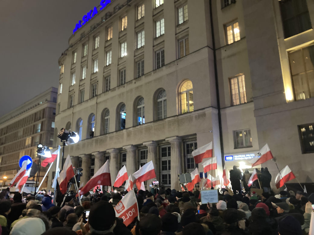 Przed siedzibą TVP odbył się protest. Uczestnicy skandowali "Wolne media!"