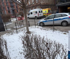 Na klatce schodowej znaleziono zwłoki mężczyzny. Tajemnicza śmierć w starej kamienicy