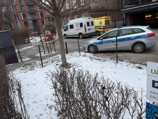 Na klatce schodowej znaleziono zwłoki mężczyzny. Tajemnicza śmierć w starej kamienicy