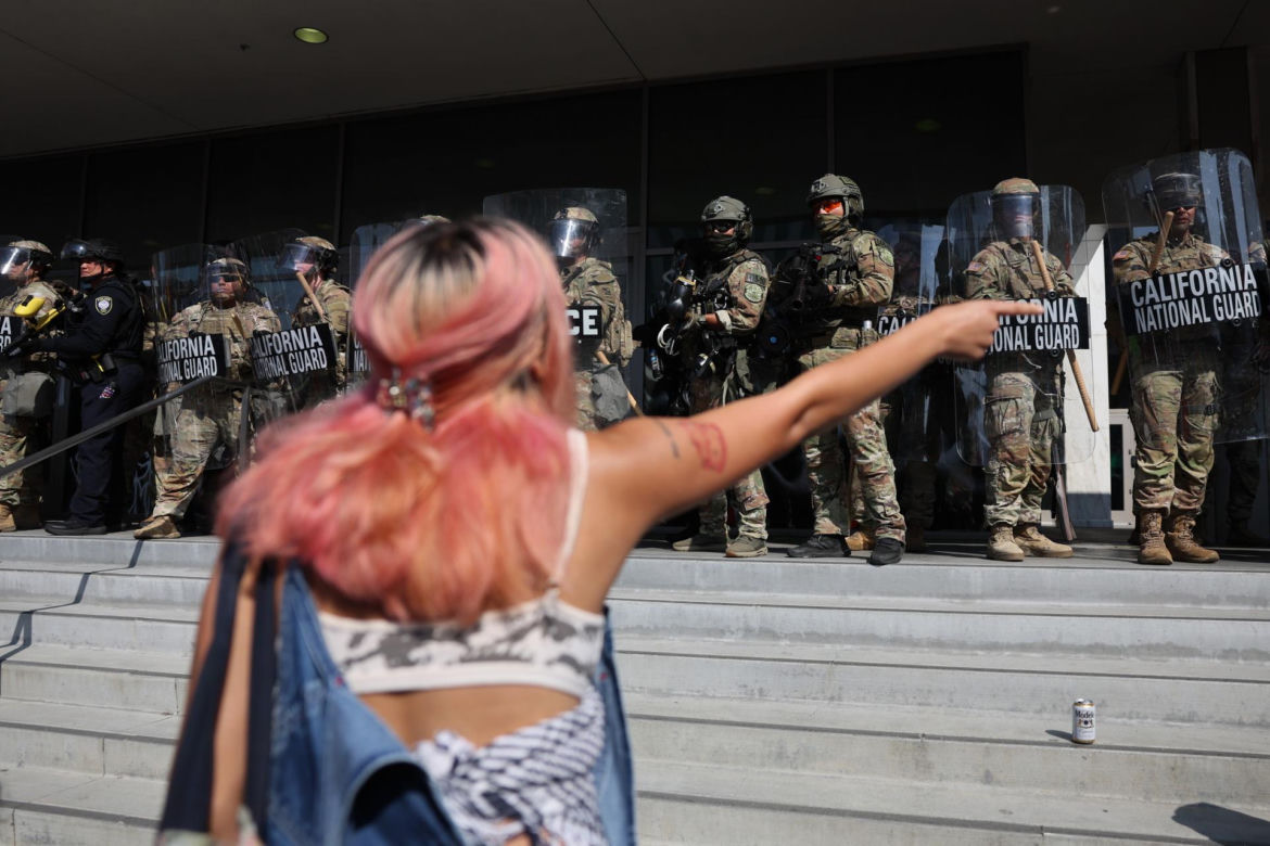 Protesty w Los Angeles coraz silniejsze. Emocje podsycają fałszywe zdjęcia i teorie spiskowe