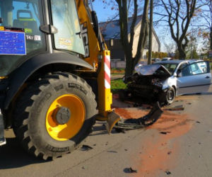 Osobówka WBIŁA się w tył koparki! W szpitalu 10-letnie dziecko