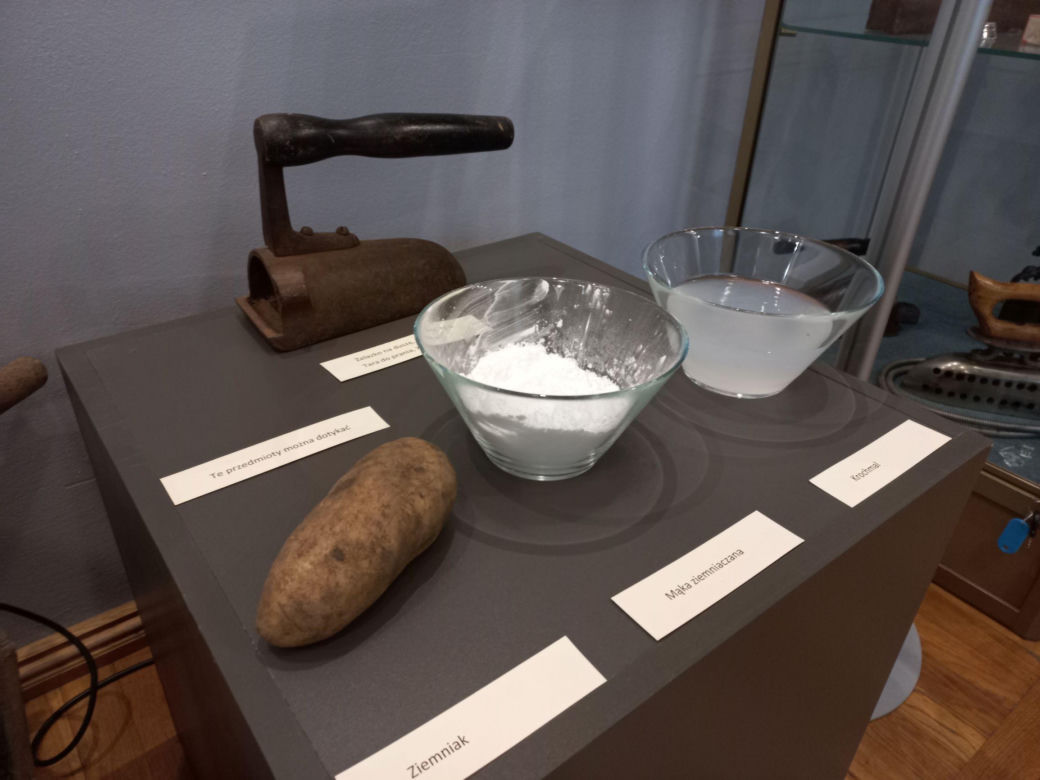 W Muzeum Okręgowym w Lesznie suszą stare gacie na sznurku! Nowa wystawa o... bieliźnie