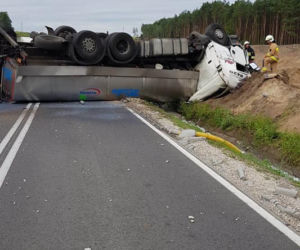 Wypadek na DK 5 pod Bydgoszczą! Przewróciła się cysterna z mlekiem [ZDJĘCIA] 