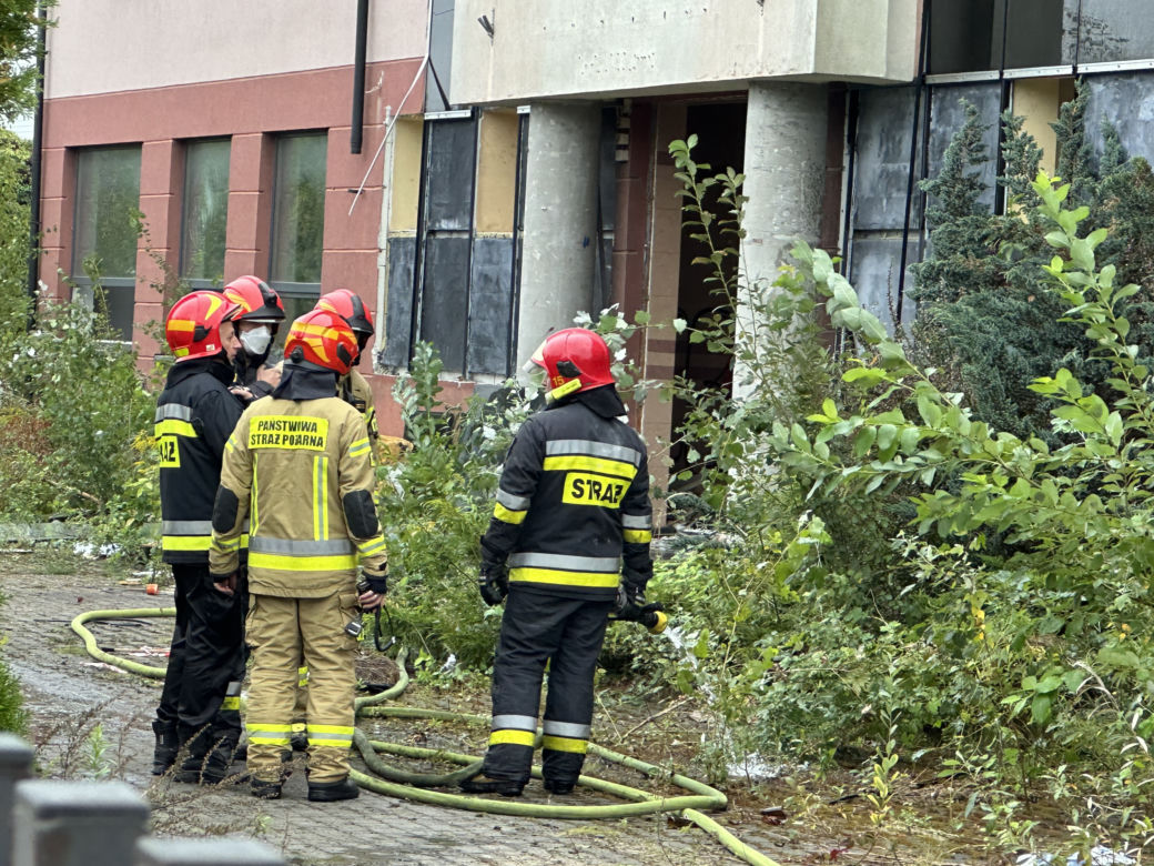 Tragedia podczas libacji. Pili alkohol, nagle buchnęły płomienie. Dwie osoby w szpitalu, jedna zatrzymana