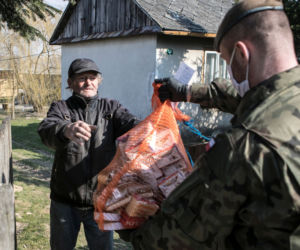 Podlascy żołnierze rozwożą żywność we współpracy z Caritas