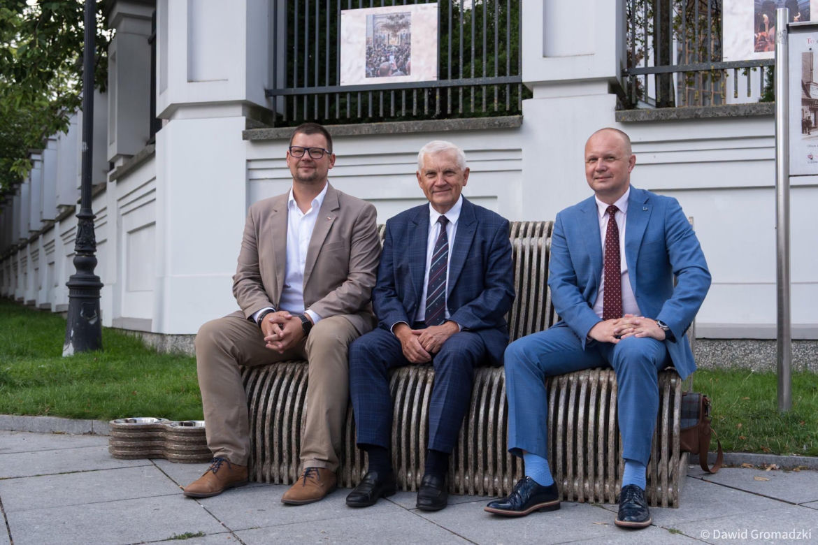 Zrobili ławki z... kartonów po mleku! Tak można zarobić miliony na śmieciach