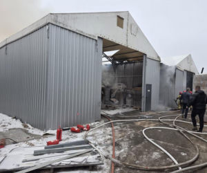 Groźny pożar hali w Mogilnie! Jedna osoba poszkodowana [ZDJĘCIA]