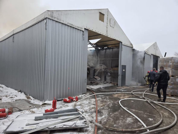 Groźny pożar hali w Mogilnie! Jedna osoba poszkodowana [ZDJĘCIA]