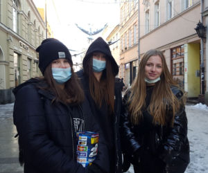 Pomaga pogoda i... przebranie też. Trwa finał WOŚP w Lesznie
