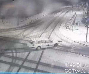 22-latek nie trafił w zakręt, złapał poślizg i skosił latarnię. Jeździł bez prawka