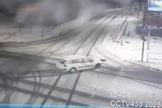 22-latek nie trafił w zakręt, złapał poślizg i skosił latarnię. Jeździł bez prawka